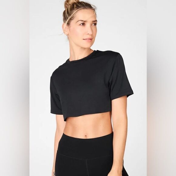 NWT FABLETICS BLAKE ULTRA CROPPED S/S TEE IN BLACK SIZE L - Picture 1 of 6